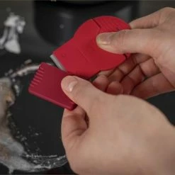 Kuhn Rikon Reinigungsschaber Swiss, Rot -Le Creuset Shop 28400 ip5