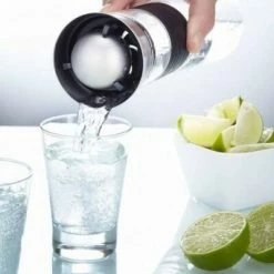 GEFU Karaffe CASCADA -Le Creuset Shop GEFU 35270 Wasserkaraffe Makro 2 bearbeitet l