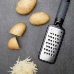 Microplane Grobreibe Home In Rot 8 Microplane Grobreibe Home In Rot -Le Creuset Shop MP Home Series Extra Coarse Grater 44038 potatoes neu 1 l