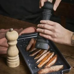 PEUGEOT Salzmühle Paris Nature Black 30 Cm 27 PEUGEOT Salzmühle Paris Nature Black 30 Cm -Le Creuset Shop PARIS NATURE BLACK PLAQUE MIGNARDISE 60749 Eric Marin 1 3