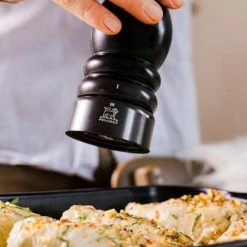 PEUGEOT Pfeffermühle Paris U′Select Satin-schwarz 40 Cm -Le Creuset Shop Paris Satin Black 41908 41915 41922 41939 close up Petit Studio Grands Boulevards until 2032 06 4