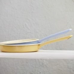 Riess Emaille Riess Omelettpfanne Aus Emaille In Pastell-blau -Le Creuset Shop RIESS AMBIENTE CLASSIC Pastell 4128 Highres