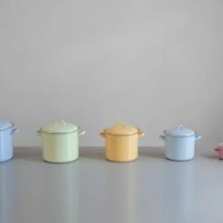 Riess Emaille Riess Topf Aus Emaille In Pastell-blau 24 Cm 11 Riess Emaille Riess Topf Aus Emaille In Pastell-blau 24 Cm -Le Creuset Shop RIESS AMBIENTE CLASSIC Pastell Bunt 2019 11 05 highres 1