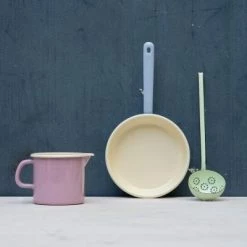 Riess Emaille Riess Omelettpfanne Aus Emaille In Pastell-blau -Le Creuset Shop RIESS AMBIENTE CLASSIC Pastell Bunt 2019 11 06 highres