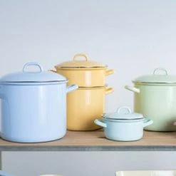 Riess Emaille Riess Topf Aus Emaille In Pastell-blau 24 Cm 9 Riess Emaille Riess Topf Aus Emaille In Pastell-blau 24 Cm -Le Creuset Shop RIESS AMBIENTE CLASSIC Pastell Bunt 2019 11 24 highres 1